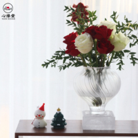 Vase à fleurs élégant en cristal transparent et haut, parfait pour les réceptions de mariage et les arrangements de centre de table dans les hôtels de luxe