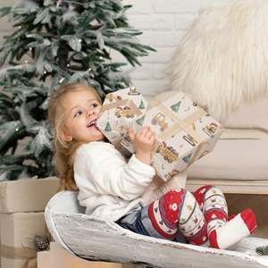 Rouleau de papier d'emballage de Noël de construction pour enfants avec camions à benne basculante grues excavatrices avec chapeaux de père noël et cadeaux arbre de noël - Product Image 3