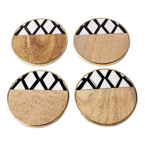 Posavasos Redondos de Madera con Diseño Geométrico Blanco y Negro, Manteles Individuales Modernos Antideslizantes para Bebidas, para el Hogar y la Comedor - Product Image 1