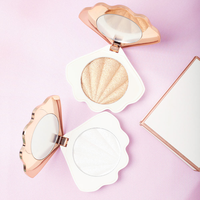 Poudre de contour et d'illuminateur pressée pour le visage, haute pigmentation, avec logo personnalisé, marque exclusive, et palette de couleurs fluorescentes.