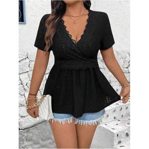 Top de punto de poliéster suave con cuello en V y peplum de encaje para mujer, talla grande, manga corta, informal, de verano - Product Image 5