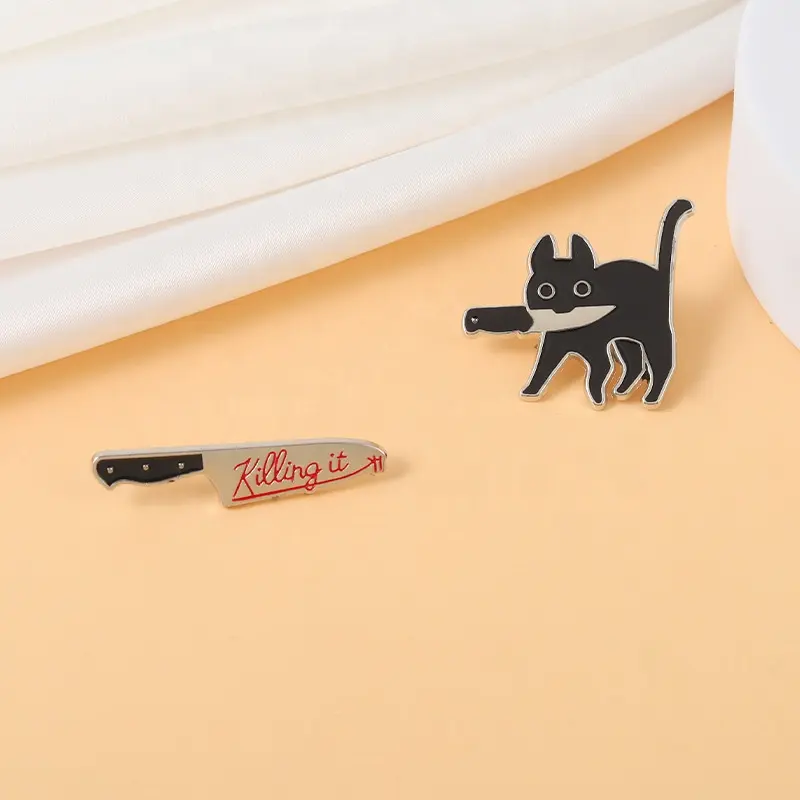 Fabricante de gatitos de personajes personalizados al por mayor con cuchillo artesanías de metal insignias de esmalte suave