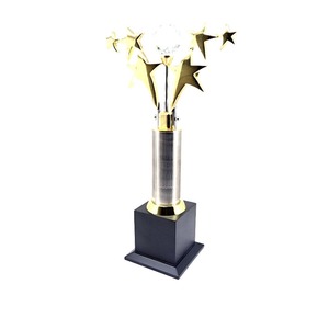 Trophée de la boule de cristal six étoiles de luxe le plus demandé pour des contributions exceptionnelles ou un succès d'entreprise disponible à la vente - Product Image 4