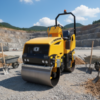 Compacteur vibrant à double tambour jaune BM2000 avec moteur Yanmar et système entièrement hydraulique pour la surface routière