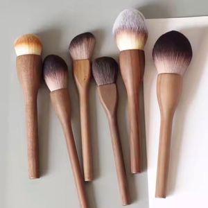 Ulikeke 1PC Brocha de Maquillaje Profesional de Alta Gama con Pelo Sintético, Mango de Madera de Nogal y Logotipo Personalizado para Colorete - Product Image 1