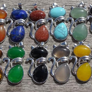 猫の宝石チャームペンダント 天然石ヒーリングクリスタルチャーム プラチナトーン真鍮製金具付き ウィッカ・ペイガンペンダント - Product Image 2