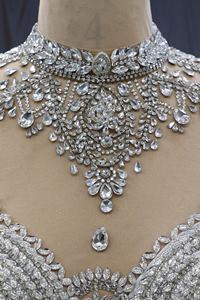 Robe de mariée moderne sur mesure pour la mariée, col montant, manches longues, dentelle perlée, fleurs en cristal, traîne cathédrale, coupe princesse - Product Image 3