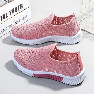 Chaussures de course pour femmes en maille respirante, légères, amortissantes, à enfiler, antidérapantes, décontractées, en tissu, à semelle souple, ajourées, basses et plates - Product Image 1