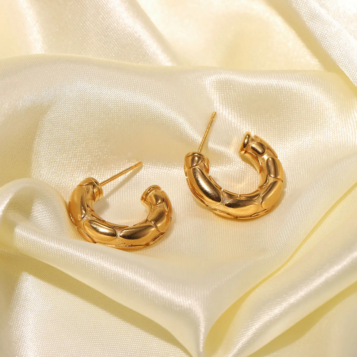 18k Gold Plated Stainless Steel Jewelry Embossed Snake Pattern Thick C- shaped Earrings