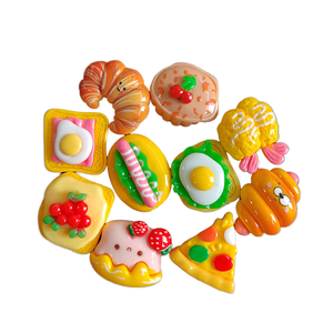 100 Pezzi Miniature 3D <span class=keywords><strong>in</strong></span> Resina a Forma <span class=keywords><strong>di</strong></span> Cibo Assortiti: Patatine Fritte, <span class=keywords><strong>Pizza</strong></span>, Pane, Toast per Casa delle Bambole e Lavoretti Fai da Te - Product Image 2