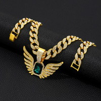 Collier pendentif ailes d'ange dorées luxueuses avec pierre verte et chaîne cubaine en strass pour la mode hip-hop et les cadeaux