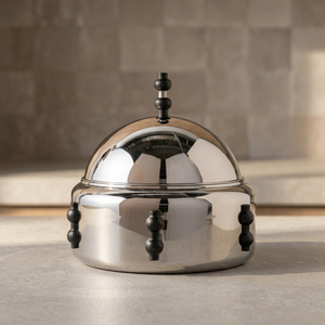 Casserole ronde en acier inoxydable avec couvercle en dôme et boutons noirs, design minimaliste, alimentation isolée - Product Image 4