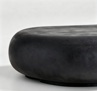 Table basse en fibre de verre aspect ciment noir Wabi Sabi, moulée d'une seule pièce, forme irrégulière ovale arrondie, forme de galet, table de salon