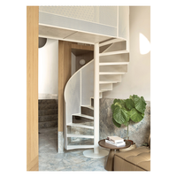 Escalier en colimaçon sur mesure avec colonne centrale en acier, marches en bois massif, balustres en fer forgé, finition noire thermolaquée