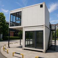 Maison conteneur 5 pièces, deux étages, plan ouvert, terrasse sur le toit, terrasse en bois, entièrement vitrée, structure en acier, style moderne du milieu du siècle, coupe-vent et respirante