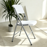 Chaise blanche en résine HDPE au design moderne pour banquets de mariage, empilable et pliable pour les fêtes intérieures et extérieures