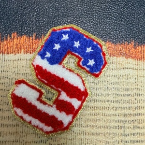 Patchs brodés en chenille avec lettres de l'alphabet colorées, éléments de drapeau, base pailletée or, 100% coton biologique, pour vêtements de baseball. - Product Image 2