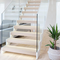 Escalier droit en bois en zigzag avec garde-corps en verre, double poutre, escalier intérieur blanc