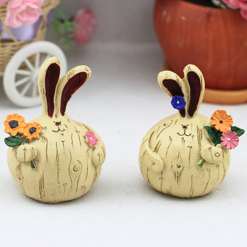 A pair of small garlic rabbits