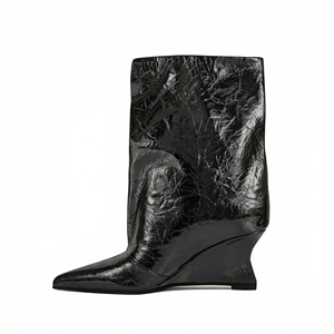 Botines de mujer de piel sintética arrugada de estilo modernista, caña ancha, tacón de cuña escultural de 7,5 cm, punta afilada - Product Image 3