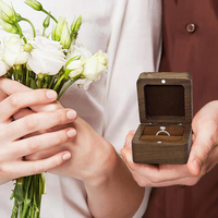 Einzelner quadratischer Retro-Verlobungsringhalter aus Holz für Hochzeit & Heiratsantrag