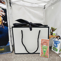 Sac de courses pliable en papier d'art biodégradable de luxe, avec logo personnalisé, sac cadeau pour fête, vente en gros de vêtements et chaussettes, avec lamination