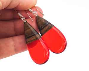 Boucles d'oreilles en résine et en bois écologiques, bijoux faits à la main, design tendance et léger, idéal pour le port quotidien, les fêtes et les occasions spéciales - Product Image 5