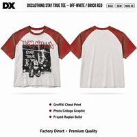 Kaos Raglan Custom Warna Merah Bata dengan Cetakan Grafiti di Dada, Grafis Kolase Vintage, dan Detail Fray, 280gsm untuk Merek, Produsen OEM ODM
