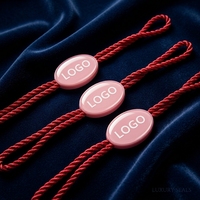 Étiquette suspendue en PVC écologique avec logo personnalisé, boucle de fixation pour vêtements, emballage de marque