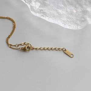 Collar con Colgante de Acero Inoxidable con Cadena Chapada en Oro Resistente al Deslustre y Concha Cuadrada de Esmalte Negro para Mujer - Product Image 4