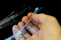 Câble de branchement FTTH 1 à 4 fibres GJYXCH, câble à fibre optique plat autoportant pour communication extérieure aérienne sur le dernier kilomètre
