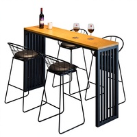 Ensemble de bar nordique avec tabourets hauts, comptoir en bois massif, design mural long en fer forgé simple pour usage domestique