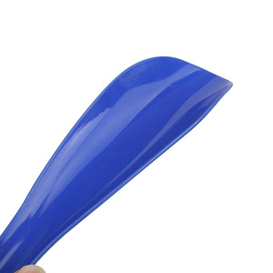 Mini calzador de plástico compacto con mango corto, portátil para uso doméstico, herramienta duradera para ponerse zapatos - Product Image 1