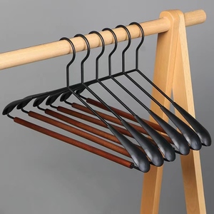 Perchas para ropa de abrigo de madera de Metal con hombro ancho <span class=keywords><strong>forjado</strong></span> de <span class=keywords><strong>hierro</strong></span> moderno Vintage para organización de guardarropa práctica y elegante - Product Image 3