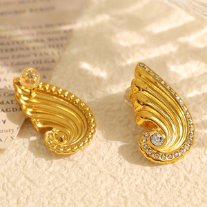 ต่างหูแบบหนีบรูปปีก ประดับมุกและคริสตัล สีทอง สำหรับผู้หญิง เหมาะสำหรับงานปาร์ตี้ เครื่องประดับแฟชั่น - Product Image 3