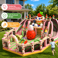 Aire de jeux gonflable commerciale sur le thème du gâteau aux fraises avec toboggan et parcours d'obstacles pour enfants, idéale pour les fêtes en plein air et la location.