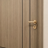 Porte battante en PVC-U avec double vitrage trempé, légère, économique, bien étanche et insonorisée pour projets hôteliers