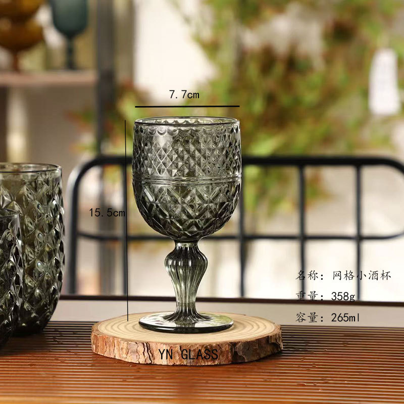 Copa de vino pequeña con diseño de rejilla en gris humo.