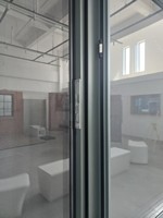 Fenêtre à battant moderne en alliage d'aluminium à rupture de pont thermique, ouverture vers l'intérieur, poignée dissimulée, moustiquaire en acier inoxydable, verre Low-E, pour cuisine