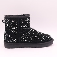 Bottines courtes en cuir de vache noir avec doublure en fourrure et rivets sur toute la surface