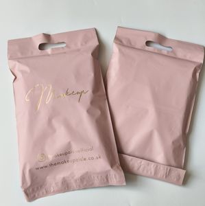 Bolsas de Envío de Plástico Rosa Personalizadas con Impresión Dorada - Bolsas de Envío con Asa Troquelada para Marcas de Belleza y Maquillaje - Product Image 4