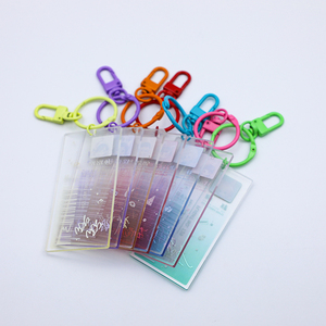 Llavero Acrílico Personalizado al por Mayor con Colores Degradados Transparentes, Impresión Dorada y Código de Barras, Exclusivo para Miembros de Grupos de Ídolos - Product Image 5