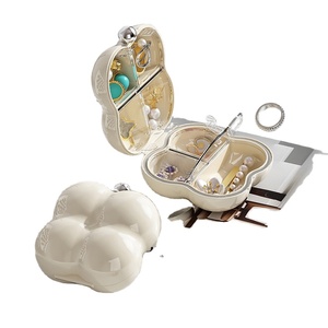 Boîte à bijoux portable en plastique en forme de barbe à papa, petite boîte de rangement pour bijoux style crème - Product Image 1