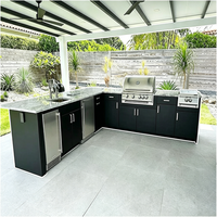 Cuisine extérieure moderne noire VERMONHOUZZ, résistante aux intempéries, avec barbecue intégré, pour hôtel de charme et patio.