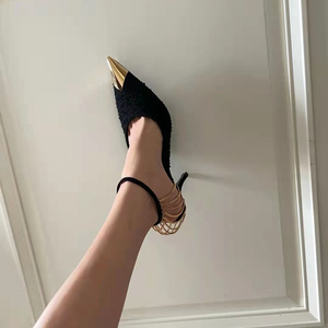 Nouveauté Chaussures à talons hauts noires sexy Chaussures à talons fins en or Chaussures pour femmes Chaîne métallique Bout pointu Sandales à talons hauts pour soirée - Product Image 4