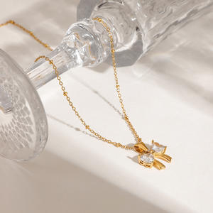 Bijouterie en gros Collier à chaîne avec pendentif en zircon blanc et nœud papillon en acier inoxydable 18 carats pour femmes Collier à nœud délicat - Product Image 2