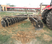 Nouvelle herse à disques pour tracteur, à 3 points de fixation / tractée, de service moyen, avec lames crantées, garantie 1 an