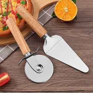 Spatule à <span class=keywords><strong>pizza</strong></span> en acier inoxydable et coupe-<span class=keywords><strong>pizza</strong></span> triangulaire à roulettes avec manche en bois - Product Image 2