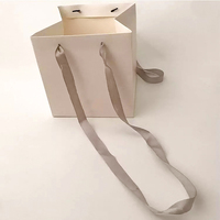 Sac cadeau de luxe personnalisé avec logo floral, ruban et papier d'art pour emballage de bouquets et cadeaux floraux ou artisanaux