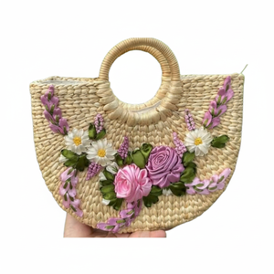 รับลุคด้วยการจ่ายน้อยกว่า: กระเป๋าโท้ทผักตบชวาที่ทำด้วยมือของเวียดนามเป็นมิตรกับสิ่งแวดล้อมและทันสมัยพร้อมข้อมูลสีทอง99ชิ้น - Product Image 1